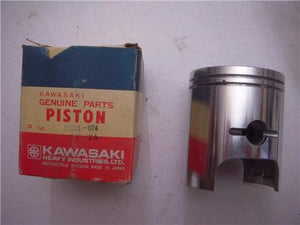 13001-074 STANDARD PISTON NOS KAWASAKI 1976-79 KD175 KE175 (red123)