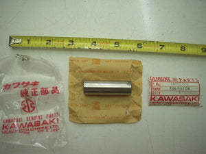 13002-010 PISTON PIN NOS KAWASAKI 1967-76 A7 KH500 H1 F3 (red123)