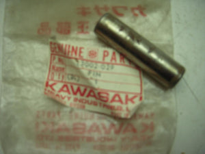 13002-029 PISTON PIN KAWASAKI NOS 1974-78 KZ400 (red116)