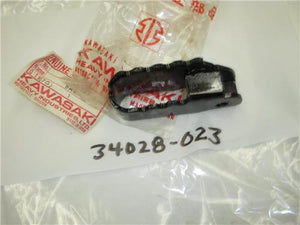 34028-023 1976-80 KD80 KD100 KD125 NOS KAWASAKI RIGHT FOOTPEG (red150)