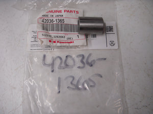 42036-1365 sleeve NOS KAWASAKI (RED115)