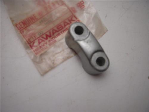 46012-004 1968-70 F3 175 BUSHWHACKER VINTAGE NOS KAWASAKI UPPER HANDLEBAR HOLDER (RED718)