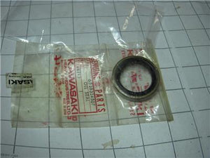 653B24507 1966-79 A1 A1SS A7 F3 F4 F6 KT250 KX250 KD175 OIL SEAL NOS KAWASAKI (RED718)