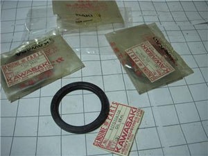 657G506506 1973-75 F11 250 SEAL NOS KAWASAKI (3) 657G506506 (RED718)