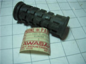 92076-007 1967-70 C2SS C2TR F3 F4 ROADRUNNER BUSH RIGHT PEG RUBBER NOS KAWASAKI (RED718)