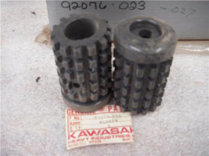 1970-75 F5 F6 F7 F8 F9 (2) PEG RUBBER VINTAGE NOS KAWASAKI 92076-023 (RED718)